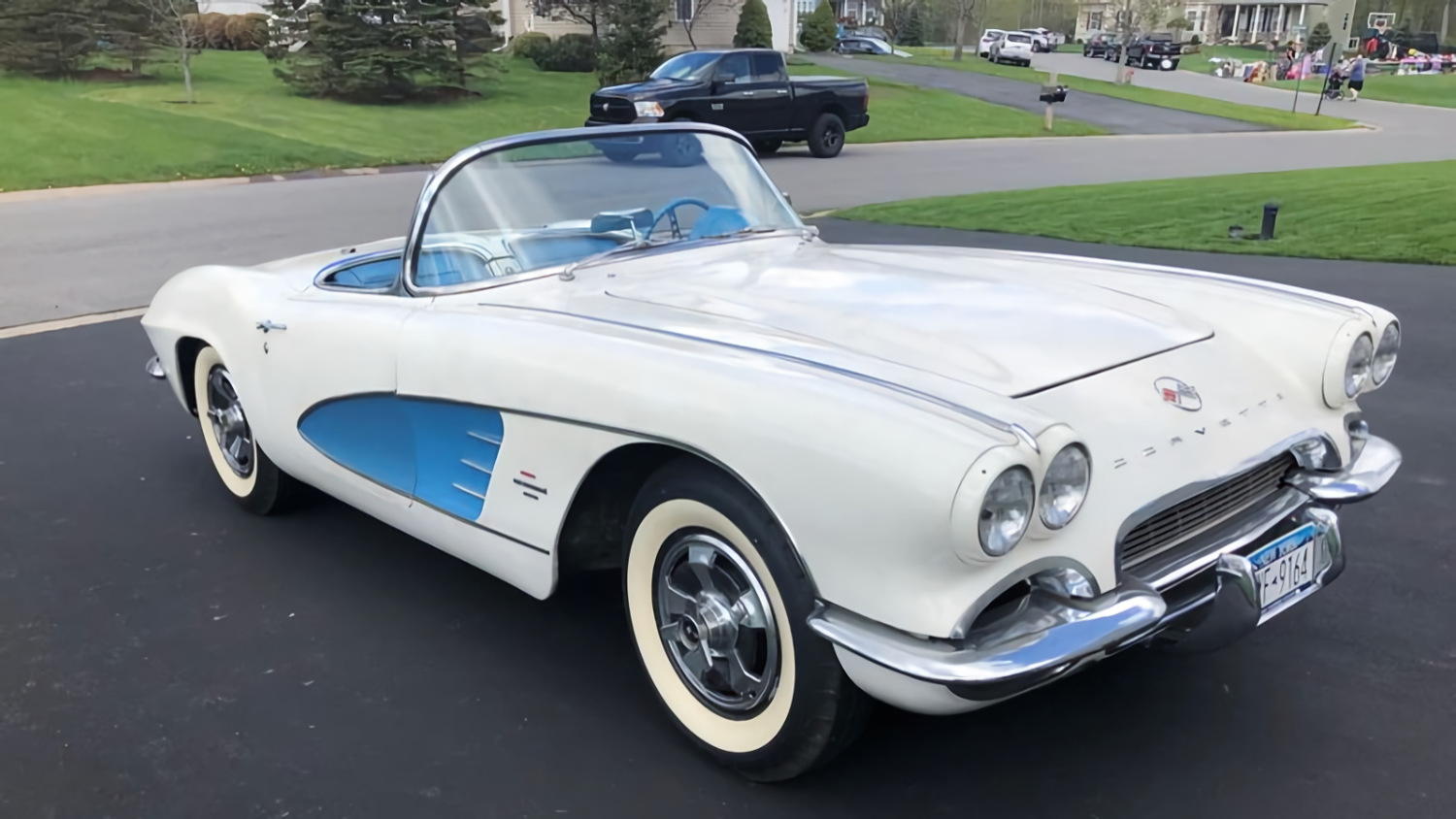Click to Enlarge-Esc to Close Corvette Generations/C1/C1 1961 white blue cove.jpg